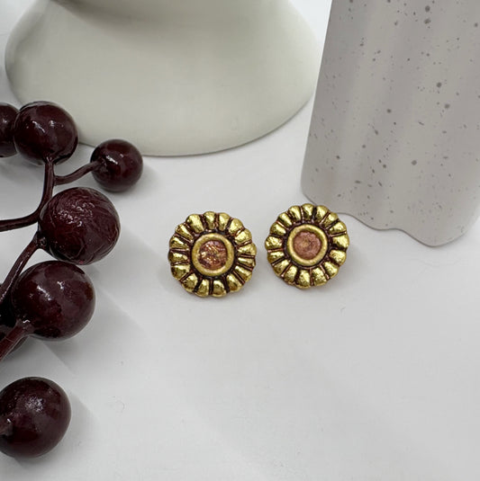 Evelyn studs in Antique Gold